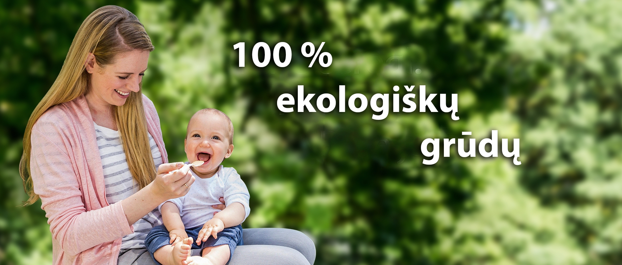 Žalioje lauko aplinkoje moteris rausvu megztiniu šaukštu maitina kūdikį.