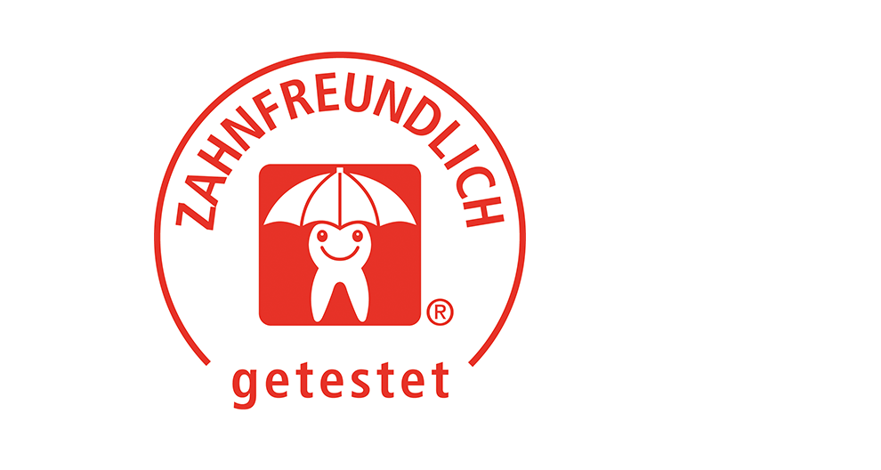 Raudonos ir baltos spalvos apskritas logotipas su besišypsančiu danties personažu po skėčiu, aplink kurį yra žodžiai "ZAHNFREUNDLICH" ir "getestet".