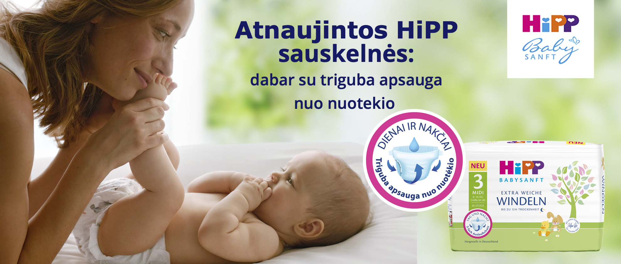 Moteris meiliai laiko kūdikio pėdutę šalia "HiPP" kūdikių sauskelnių pakuotės.